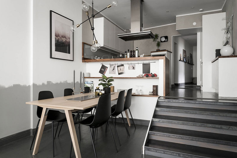 Современная квартира с высокими потолками в бело-серой гамме в Швеции