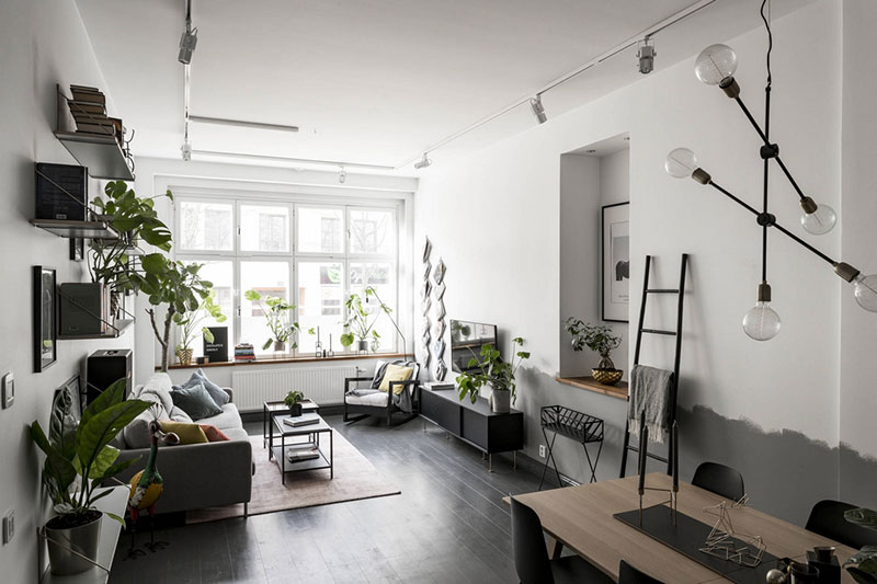 Современная квартира с высокими потолками в бело-серой гамме в Швеции