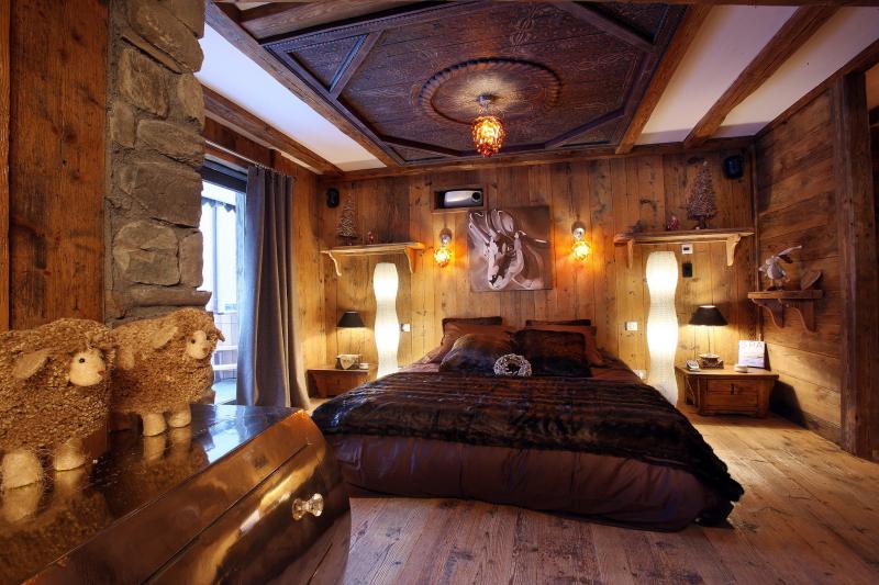 Деревянный интерьер спальни. Используем неизменный материал всех времен