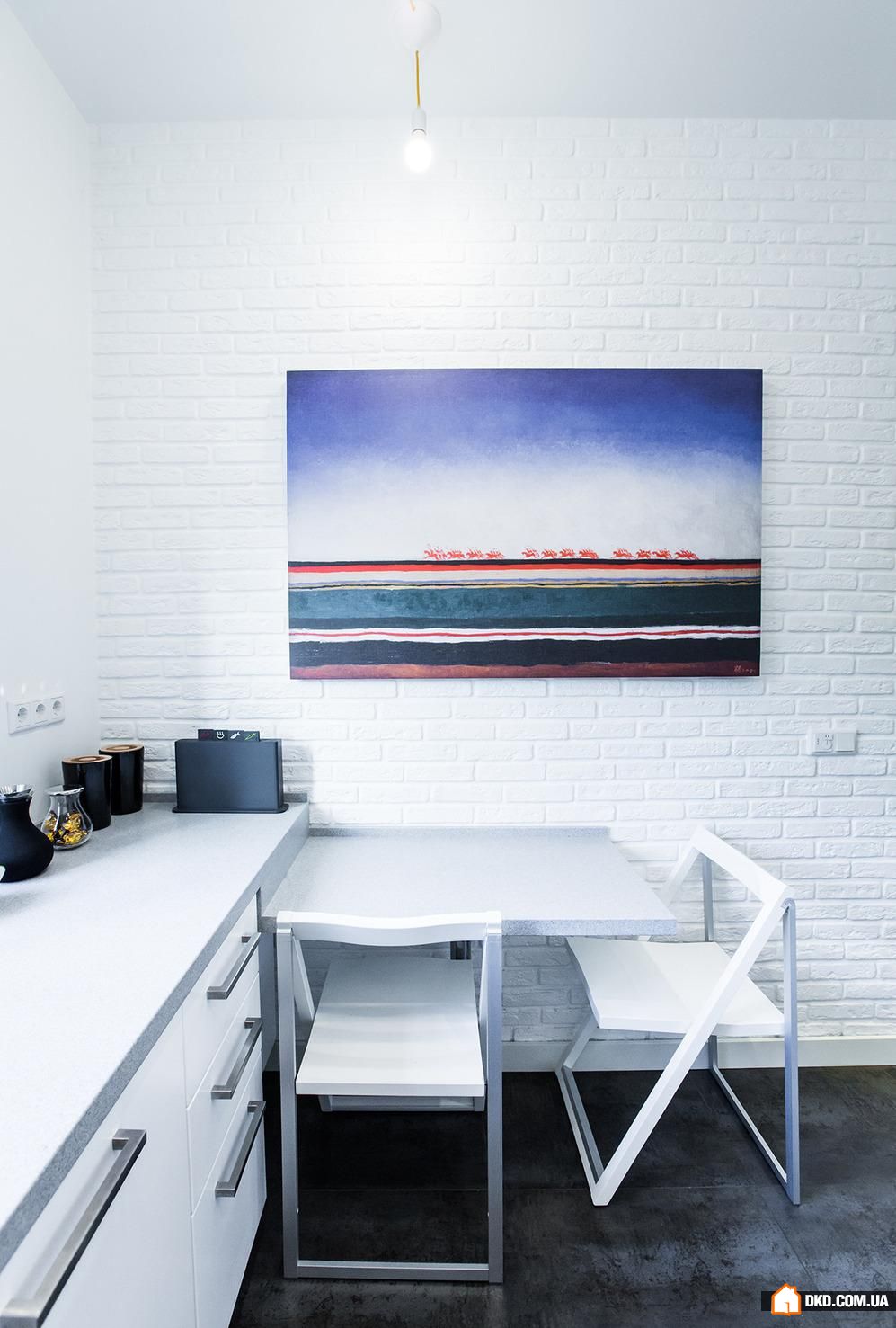 Скандинавська мініатюра: біла кухня на 7 квадратах