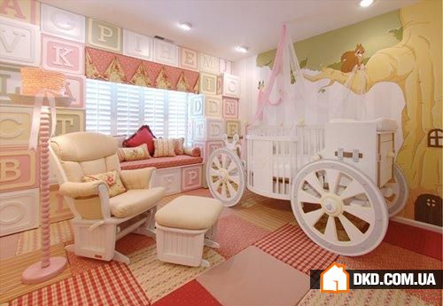 Дитяча кімната для немовляти в рожево-кремових тонах