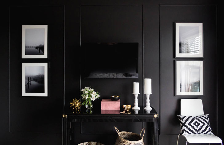 Стильная женская спальня в черном