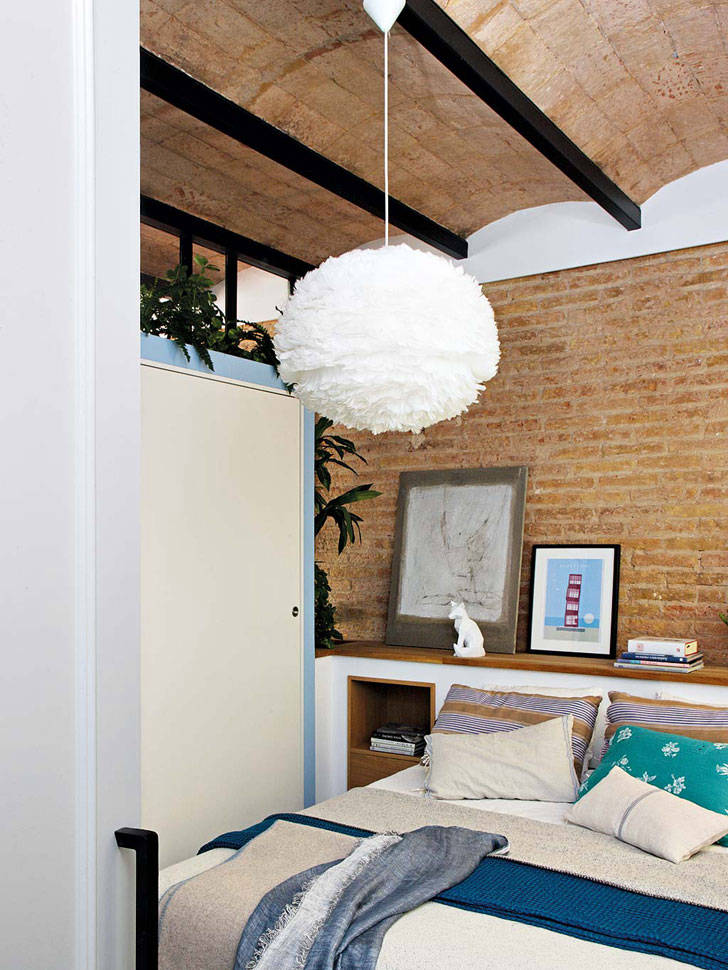 Очаровательная маленькая квартира со сводчатыми потолками в Барселоне (40 кв. м)