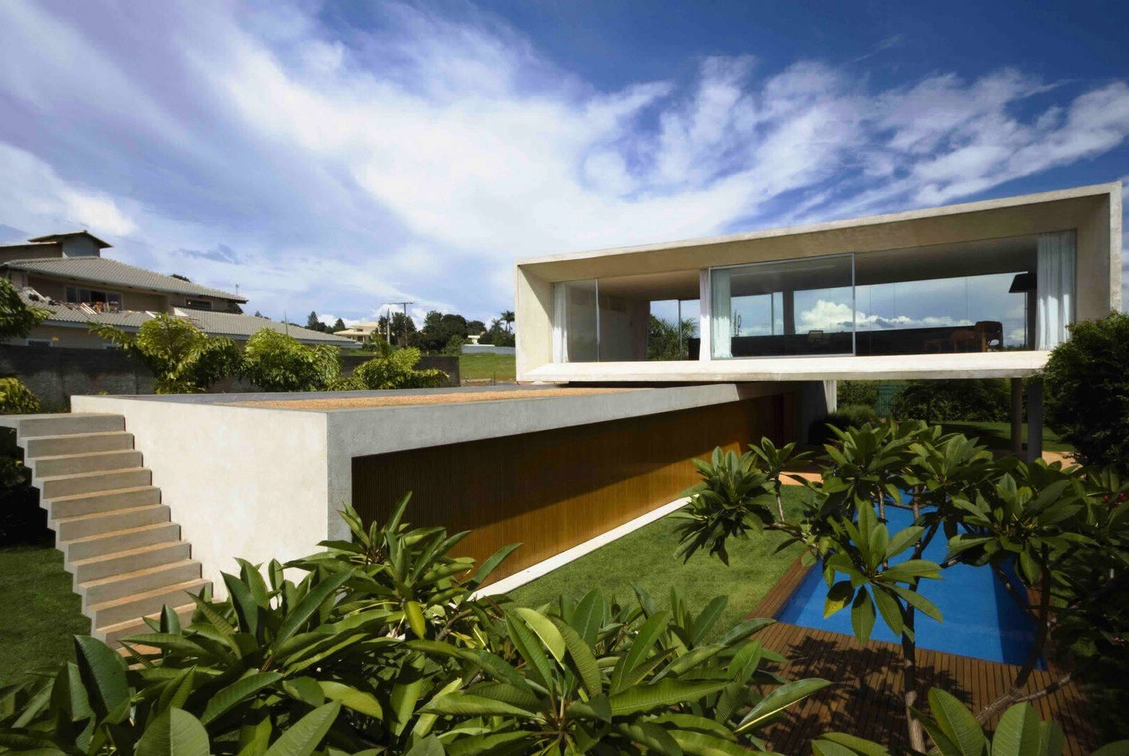 Современный дом с террасой и бассейном в Бразилии