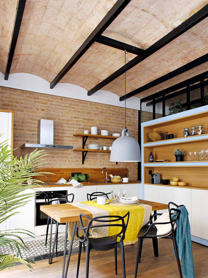 Очаровательная маленькая квартира со сводчатыми потолками в Барселоне (40 кв. м)