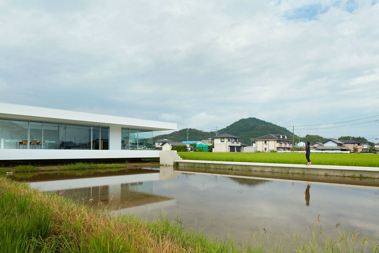 Сельский дом из стекла и стали в Японии