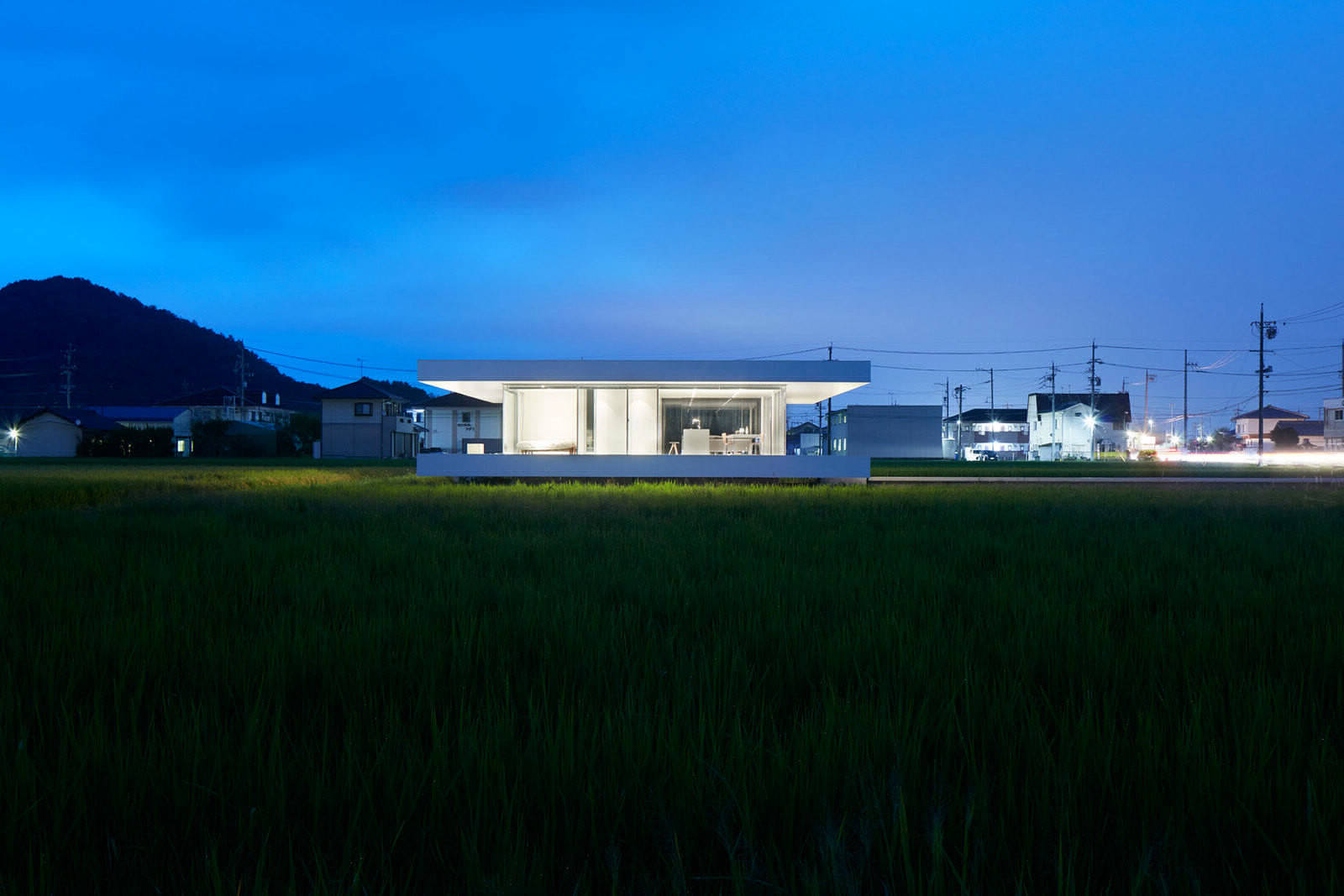 Сельский дом из стекла и стали в Японии
