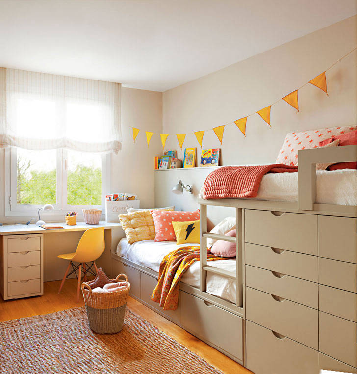 Солнечный желтый в интерьере: 10 примеров летних комнат