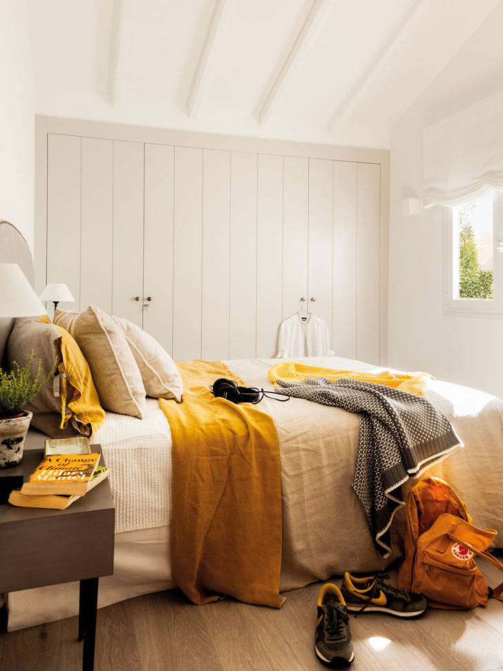 Солнечный желтый в интерьере: 10 примеров летних комнат