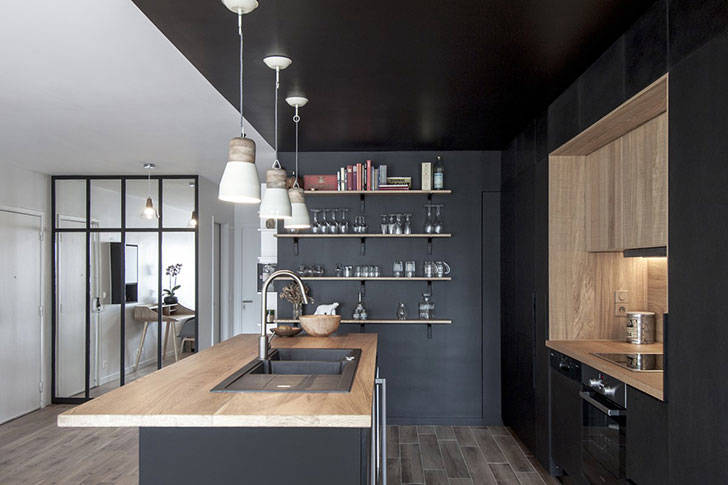Черная кухня «сделала» интерьер квартиры в Париже