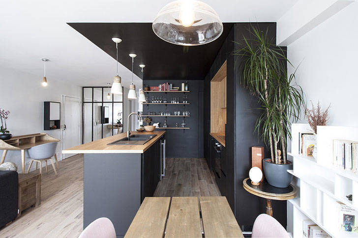 Черная кухня «сделала» интерьер квартиры в Париже