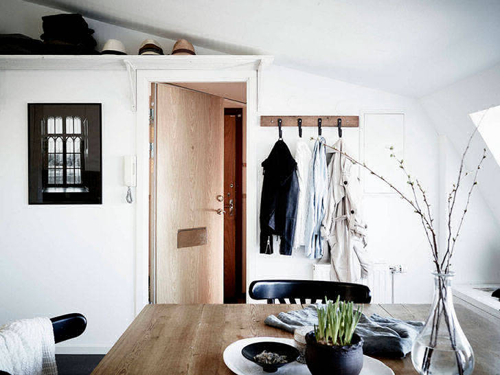 Черно-белая мансардная квартира в Швеции