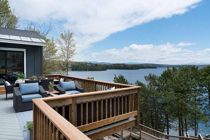 Великолепный дом у озера в США