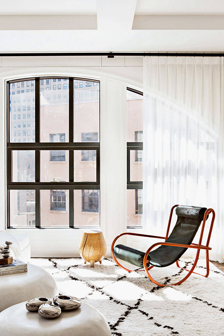 Красивые молочные интерьеры современной квартиры в Нью-Йорке