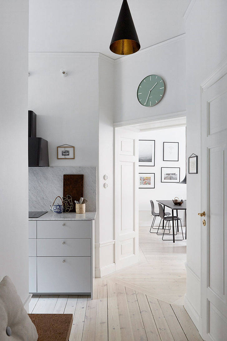 Строгие линии и лаконичный дизайн: небольшая белая квартира в Стокгольме