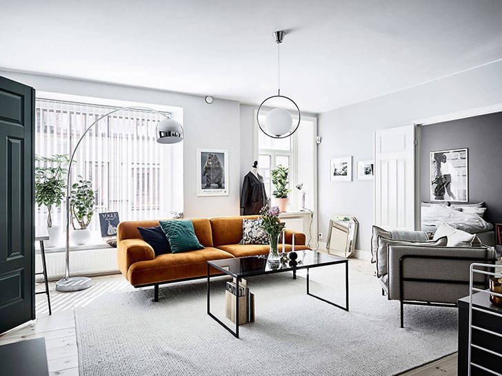 Яркий диван и красивые двери: стильная квартира на первом этаже в Гетеборге (84 кв. м)