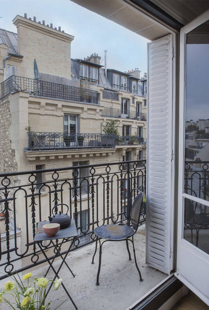 Синие стены и чёрный камин: изысканный интерьер в Париже