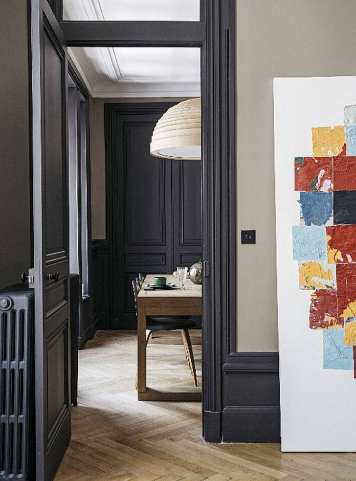 Стильная квартира с картинами в качестве декора во Франции
