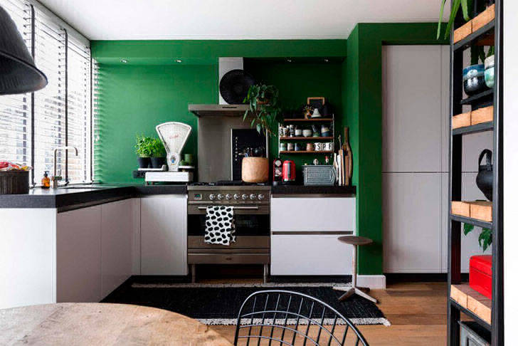 Контрастные цветовые сочетания в интерьере дома в Нидерландах