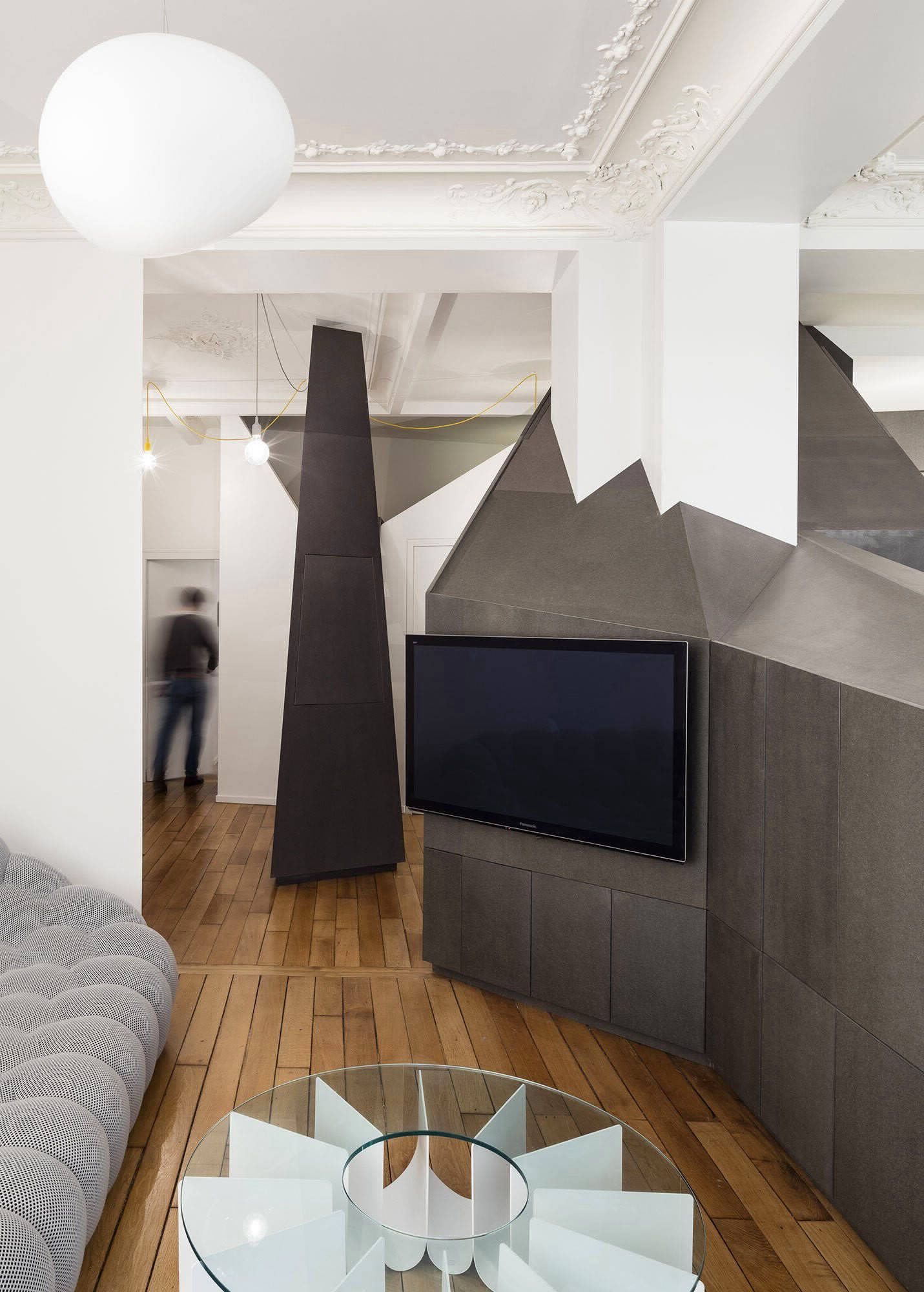 Парижская квартира с геометрическим оформлением пространства