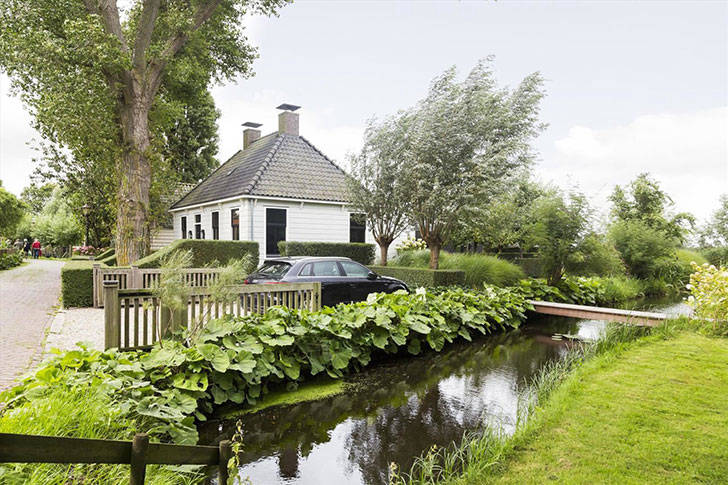 Небольшой уютный домик у озера в Нидерландах (189 кв. м)