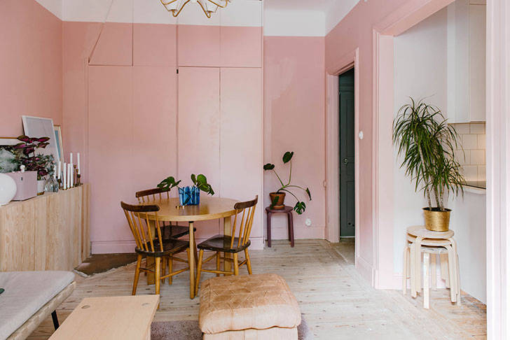 Очень маленькая двушка: компактная квартира в розовом цвете (29 кв. м)