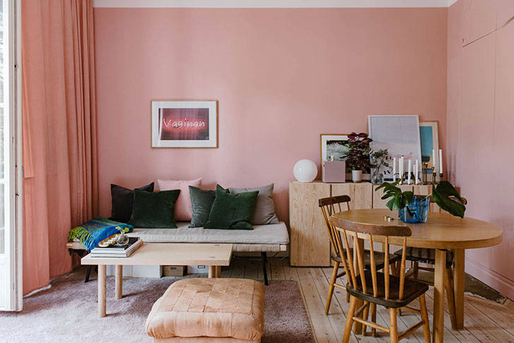 Очень маленькая двушка: компактная квартира в розовом цвете (29 кв. м)