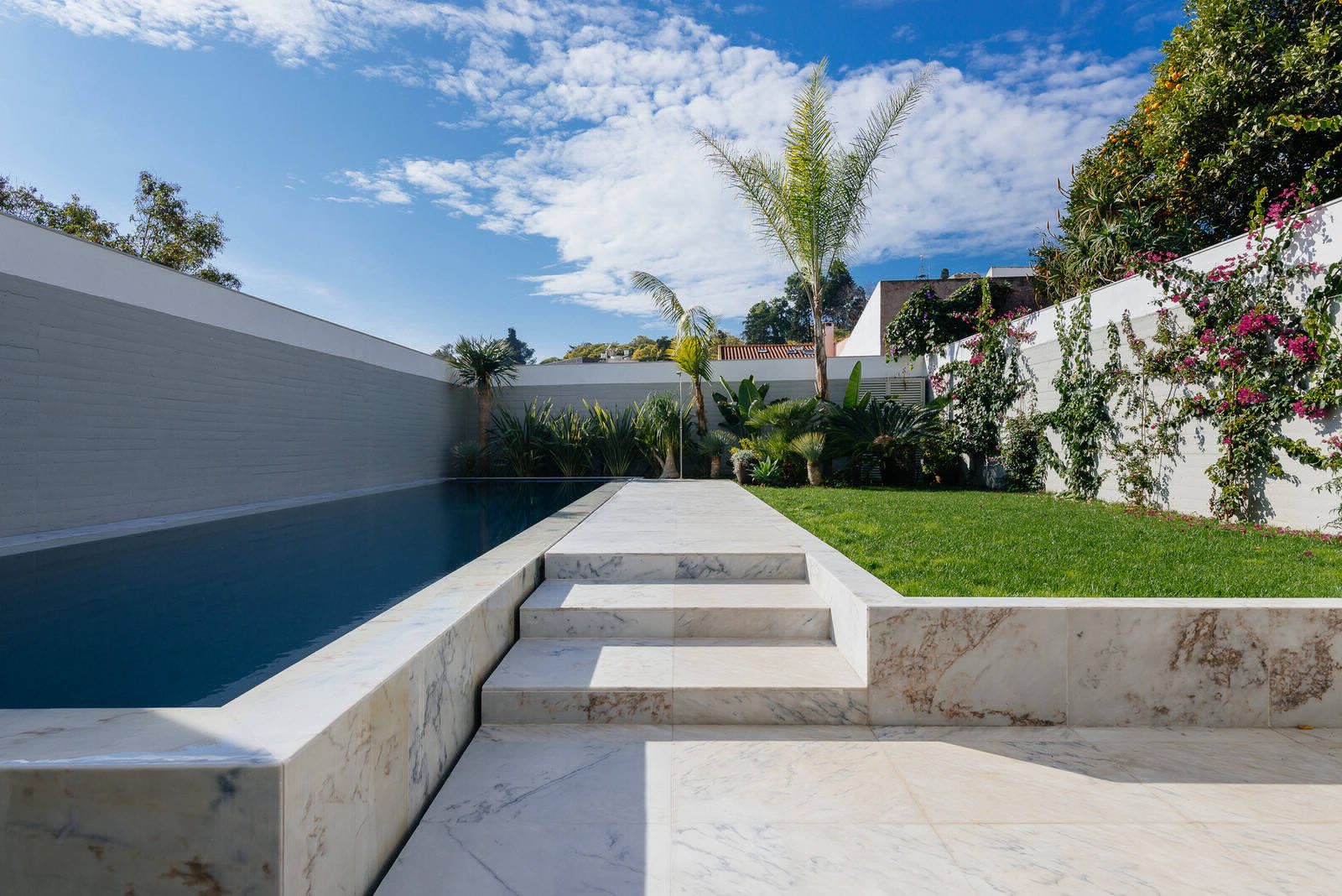 Дом с бассейном и садом в Португалии