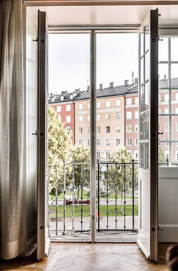 Квартира в темных тонах и с активными обоями в Стокгольме