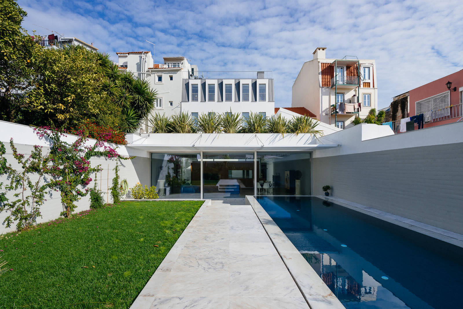 Дом с бассейном и садом в Португалии