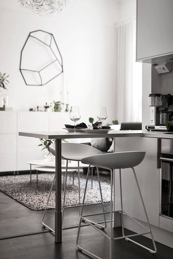 Черно-белая двухкомнатная квартира в Швеции (37 кв. м)