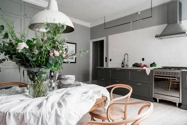 Симфонія сірого: монochrome квартира в Швеції - Gallery image 2