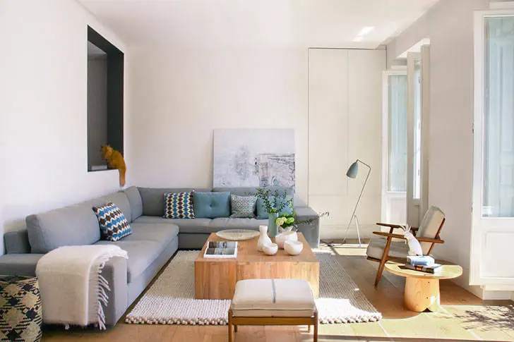 Білі стіни та світле дерево в інтер'єрі квартири в Іспанії - Gallery image 2