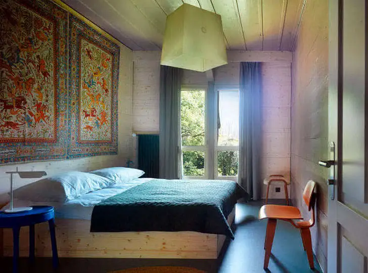 Forêt et montagnes : un chalet original dans les Alpes suisses - Gallery image 11