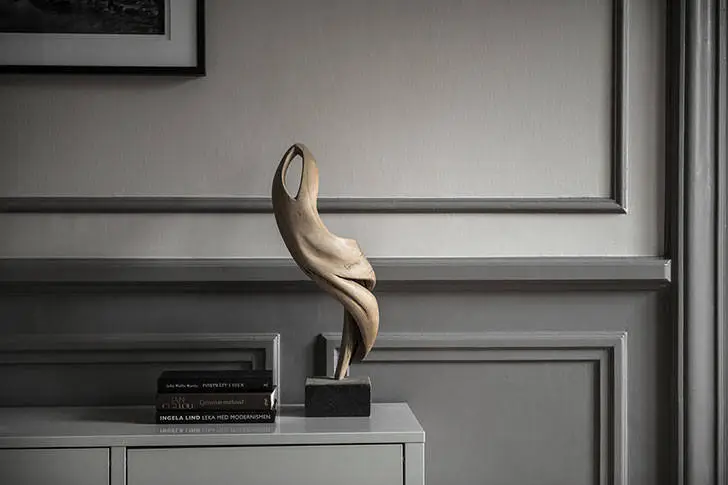 Відтінки сірого в атмосферному інтер'єрі квартири - Gallery image 0