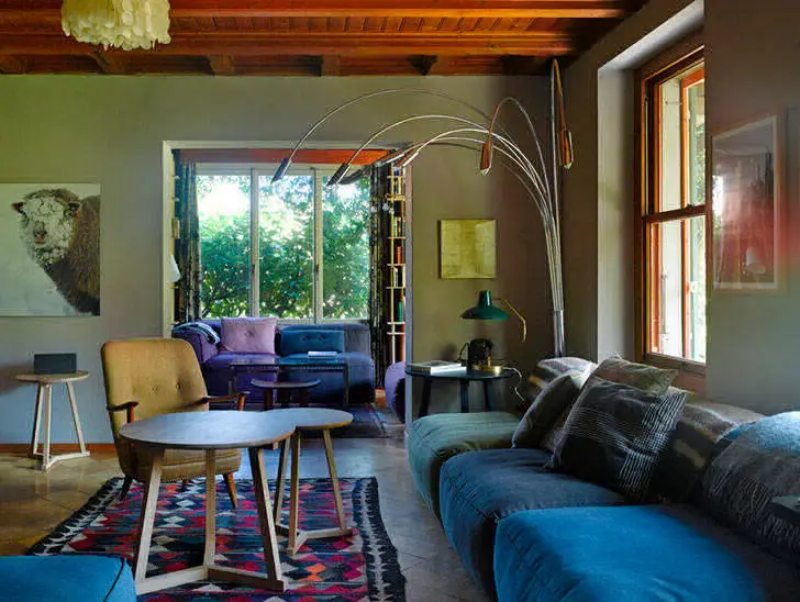 Forêt et montagnes : un chalet original dans les Alpes suisses - Gallery image 5