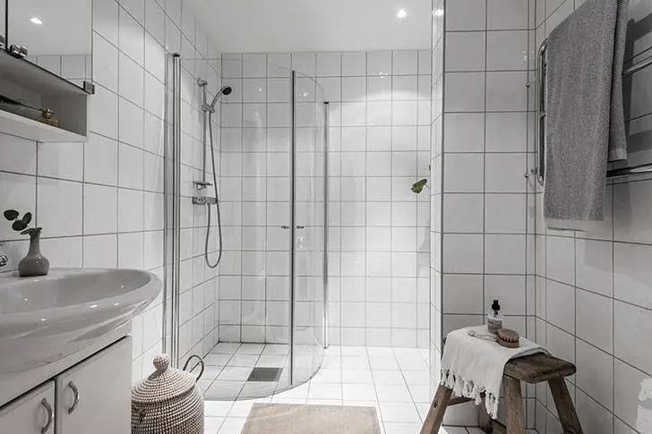 Відтінки сірого в атмосферному інтер'єрі квартири - Gallery image 15