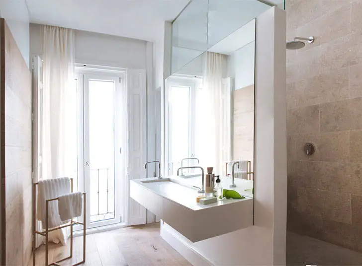 Білі стіни та світле дерево в інтер'єрі квартири в Іспанії - Gallery image 9