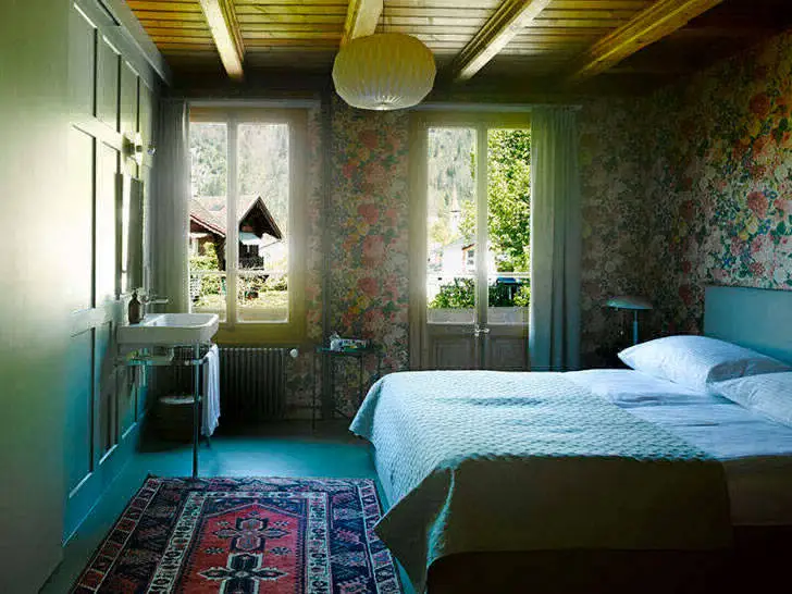 Forêt et montagnes : un chalet original dans les Alpes suisses - Gallery image 9