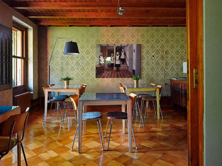 Forêt et montagnes : un chalet original dans les Alpes suisses - Gallery image 4