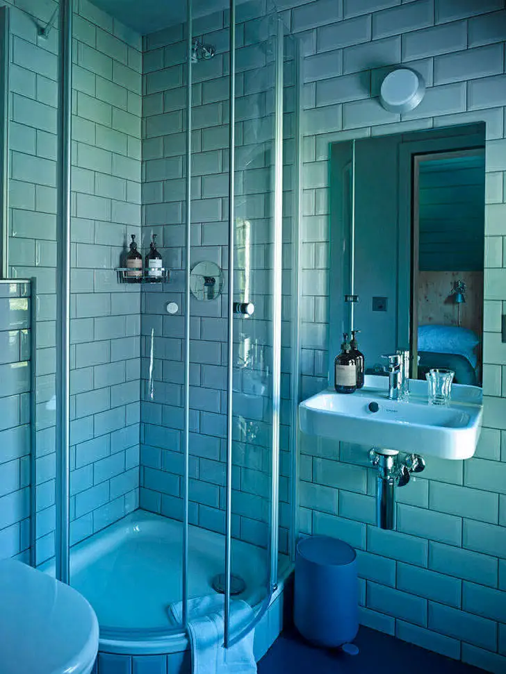 Forêt et montagnes : un chalet original dans les Alpes suisses - Gallery image 12