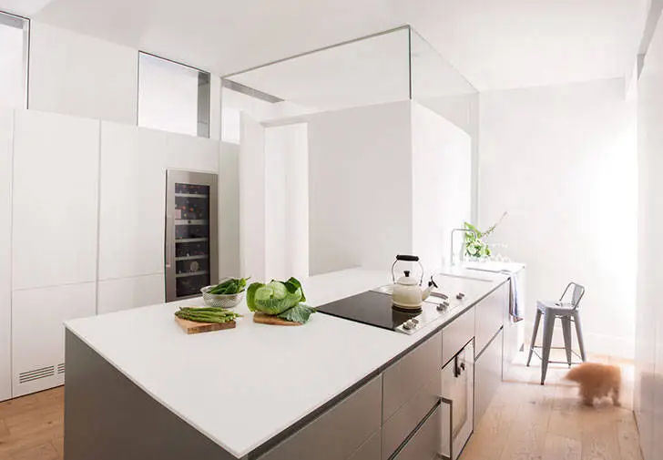 Білі стіни та світле дерево в інтер'єрі квартири в Іспанії - Gallery image 12