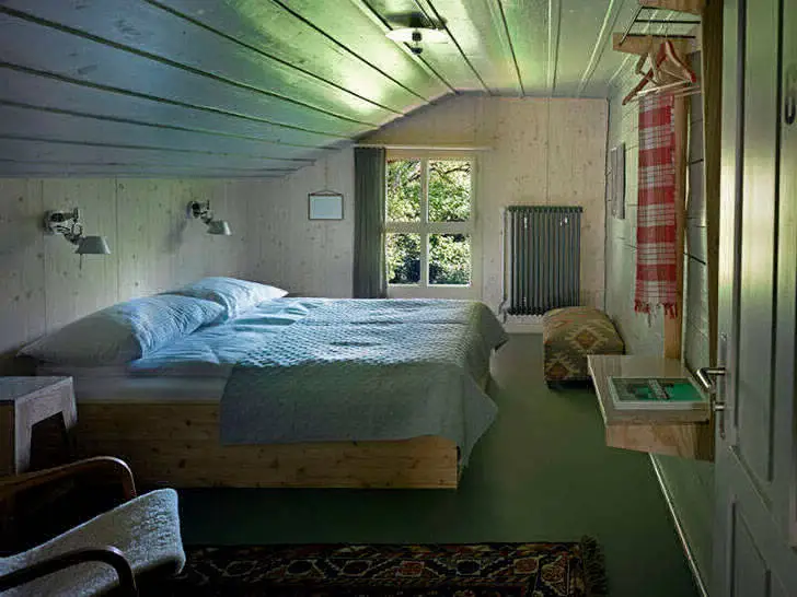 Forêt et montagnes : un chalet original dans les Alpes suisses - Gallery image 18