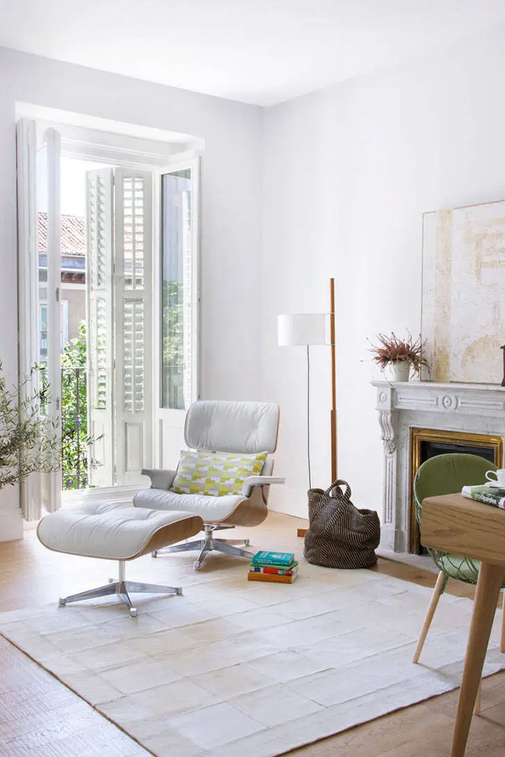 Білі стіни та світле дерево в інтер'єрі квартири в Іспанії - Gallery image 0