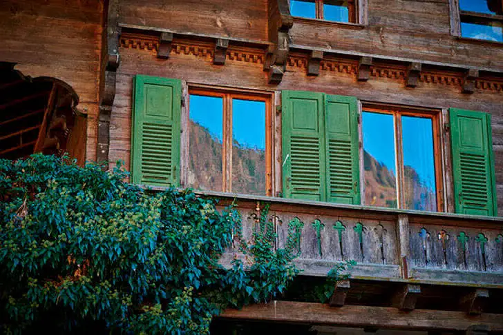 Forêt et montagnes : un chalet original dans les Alpes suisses - Gallery image 0