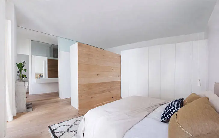 Білі стіни та світле дерево в інтер'єрі квартири в Іспанії - Gallery image 5