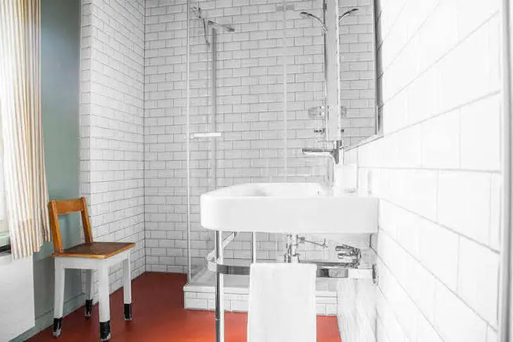 Forêt et montagnes : un chalet original dans les Alpes suisses - Gallery image 16