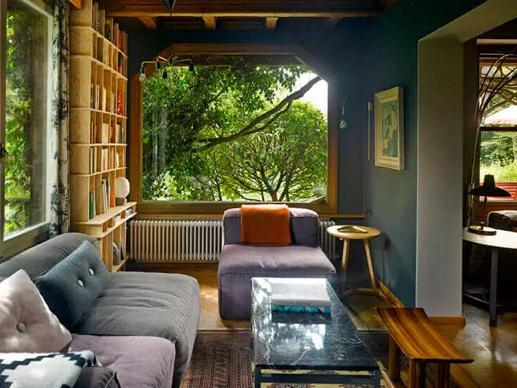 Forêt et montagnes : un chalet original dans les Alpes suisses - Gallery image 1