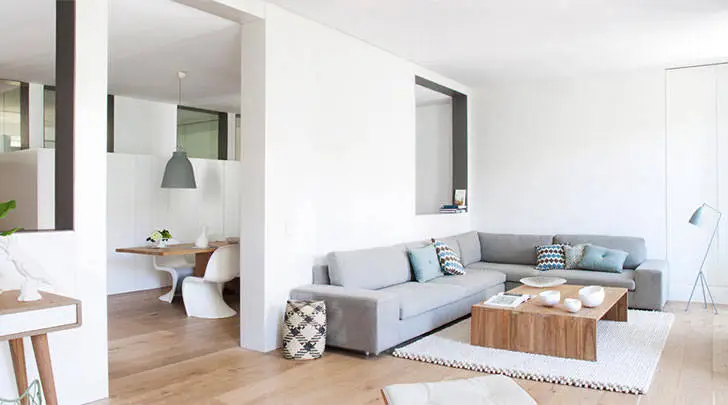 Білі стіни та світле дерево в інтер'єрі квартири в Іспанії - Gallery image 14