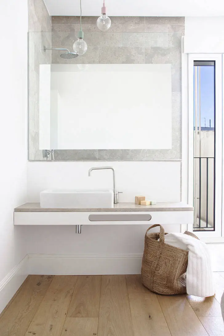 Білі стіни та світле дерево в інтер'єрі квартири в Іспанії - Gallery image 8